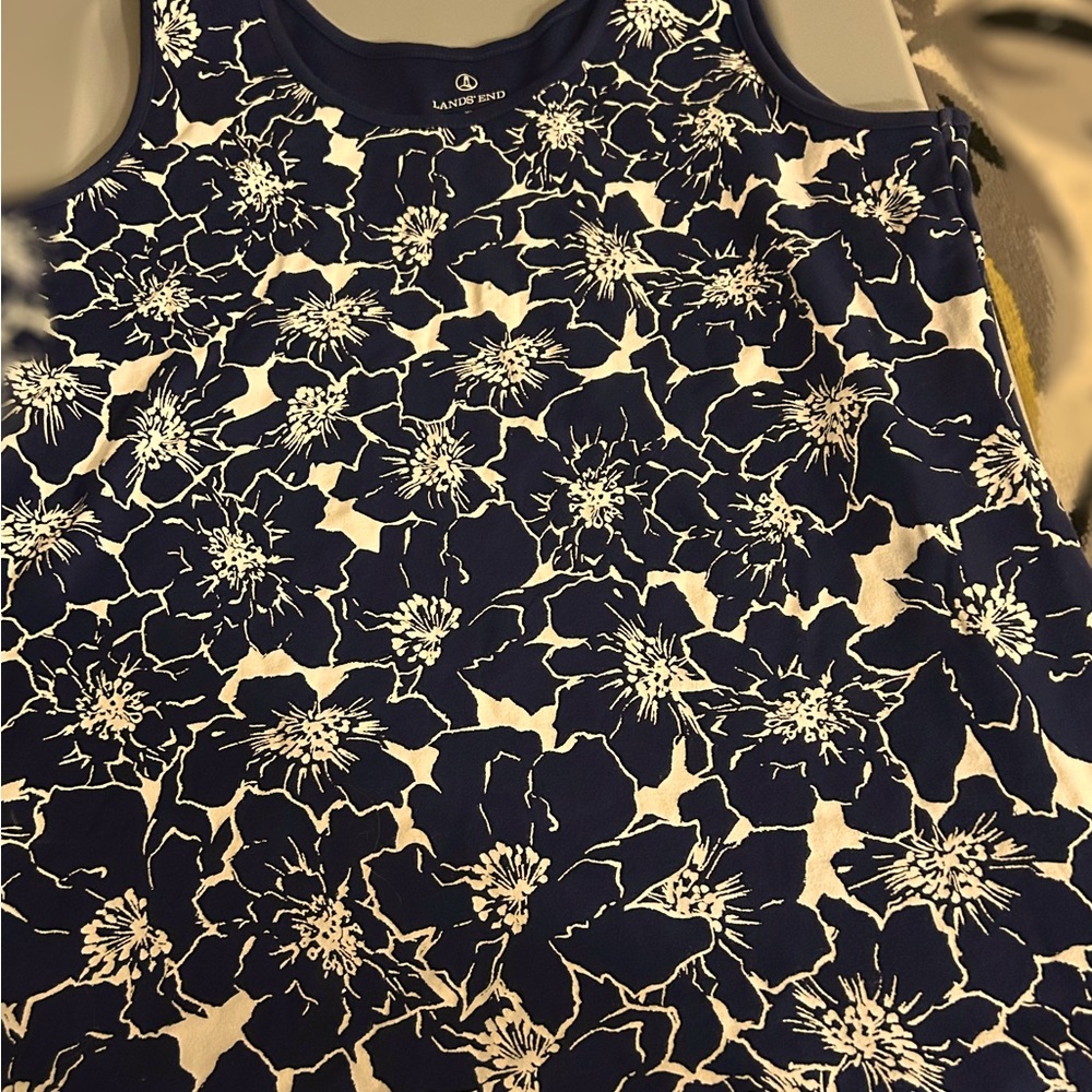 Land’s End Navy Blue & White floral tank top in excellent condition- size XL - Picture 3 of 6